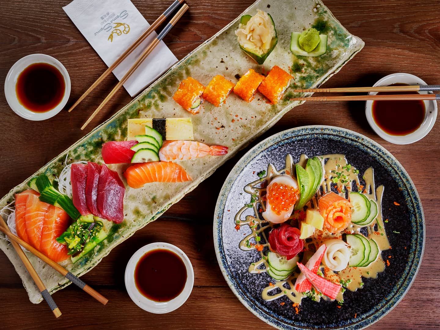 Zwei angerichtete Teller mit Sushi und Sashimi bei SameSame
